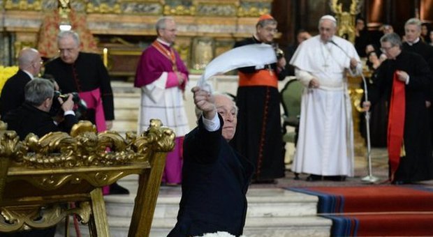 San Gennaro, sangue sciolto a metà Papa Francesco: "Convertiamoci"