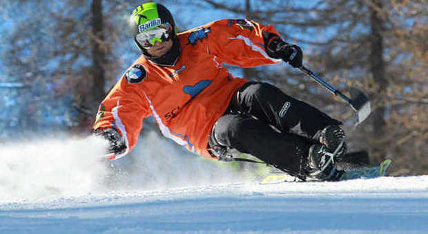 Alex Zanardi impegnato sulla neve durante la manifestazione SciAbile