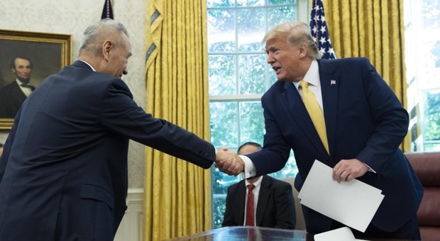 Da destra il President americano Donald J. Trump strigne la mano al vice premier cinese Liu He