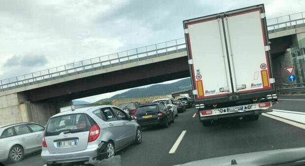 Traffico bloccato sulla A1: 9 km di coda a Calenzano per un incidente mortale