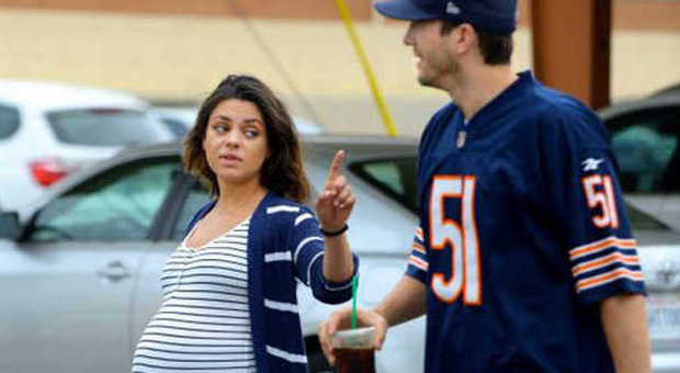 Mila Kunis futura mamma "extralarge": super pancione a spasso con Ashton Kutcher