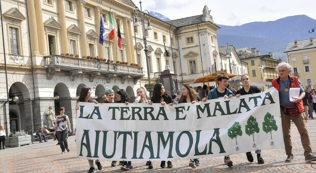 Clima, sciopero globale nelle piazze d'Italia per proteggere il pianeta