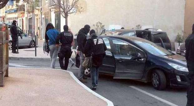 Francia, arrestati altri 8 jihadisti: reclutavano giovani combattenti da mandare in Siria. Allerta anche in Inghilterra