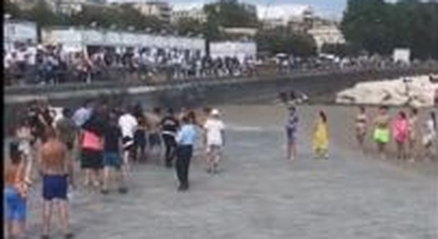 Napoli, maxi rissa alla Rotonda Diaz: terrore tra i bagnanti, arrivano i vigili urbani