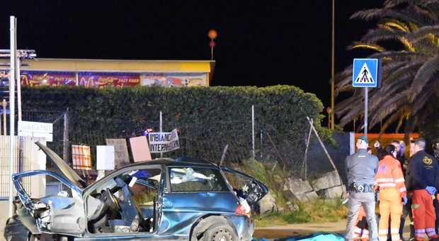 Auto si schianta contro una cancellata, 4 giovani morti a Marina di Carrara