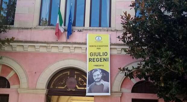 Giulio Regeni, addio al manifesto sulla facciata del Municipio. Il sindaco: «Solo ragioni di decoro»