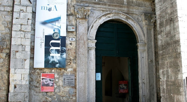 il portone del chiostro San Francesco. Ingresso al Museo Archeologico E. Rosa