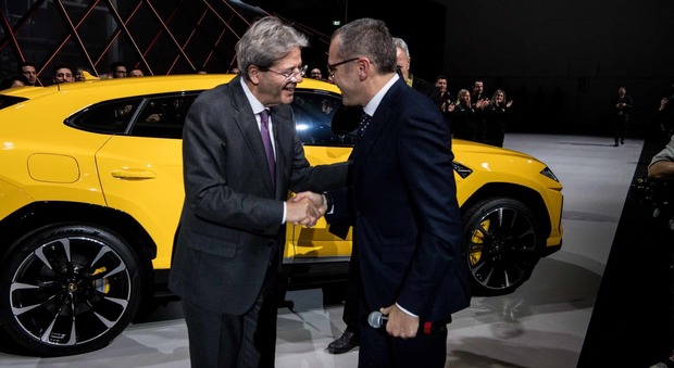 Il presidente del consiglio Paolo Gentiloni si complimenta con Stefano Domenicali, chairman e ceo di Lamborghini in occasione della presentazione della Urus