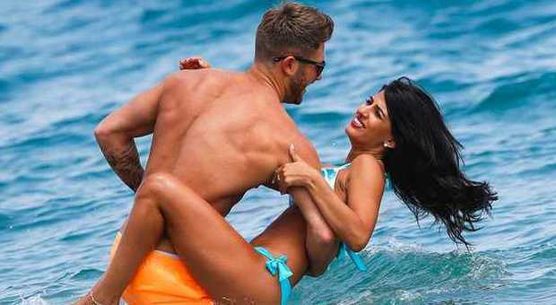 Jasmin Walia, giochi e coccole sexy con il fidanzato in spiaggia