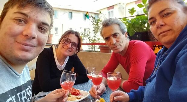 Maurizio Cencioni con fidanzata e genitori