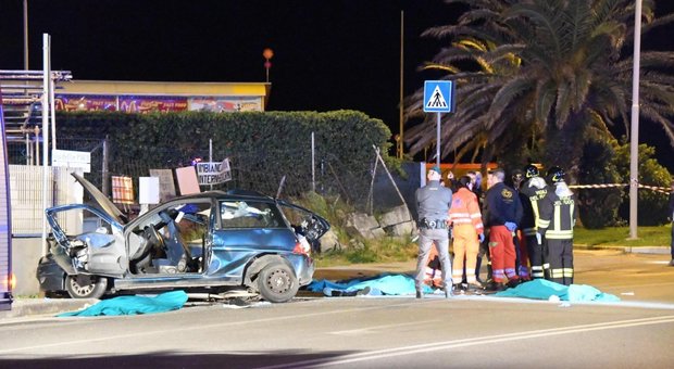Massa, auto si ribalta contro cancellata: quattro giovani morti, un altro è gravissimo