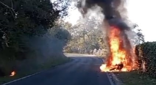 Civitanova, la moto prende improvvisamente fuoco: il conducente accosta e salta via appena in tempo