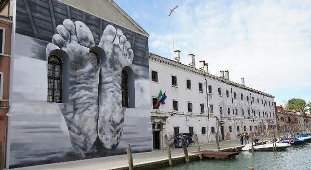 Il murales di Maurizio Cattelan all'ingresso del carcere femminile alla Giudecca, a Venezia