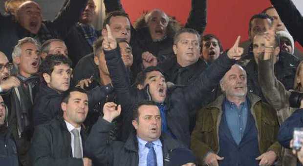 Europa League, vergogna arbitro. Maradona: «Il Napoli va rispettato. Platini vada via» | Commenta