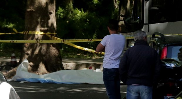 Roma, scontro tra auto e mezzo Atac: muore centauro di 43 anni