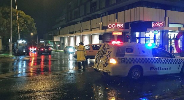 Melbourne, uccide un uomo, prende in ostaggio una donna e ferisce tre agenti: freddato dalla polizia. L'Isis: «È dei nostri»