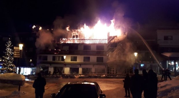 Resort a fuoco e le persone si lanciano dalla finestra: le immagini choc