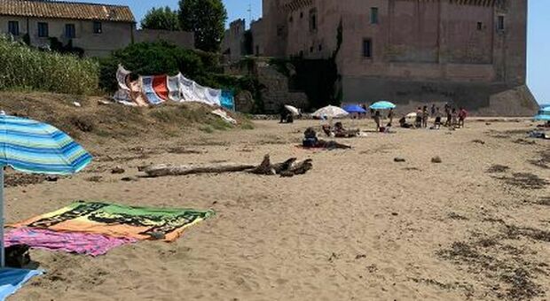 La spiaggia libera del castello di Santa Severa liberata dalle alghe