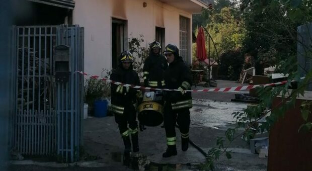 Incendio a Dugenta, donna muore asfissiata dopo avere messo in salvo i tre fratelli