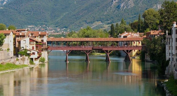 Maturando poco maturo: fa pipì dal Ponte degli Alpini, rischia 10mila euro di multa