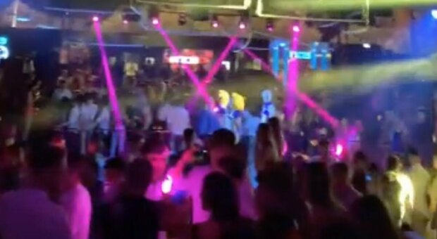 Movida, più di mille persone ballano nella discoteca illegale: chiuso il Nice