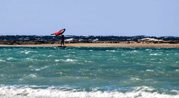 Salento, il vento di maestrale regala onde agli amanti del kitesurf