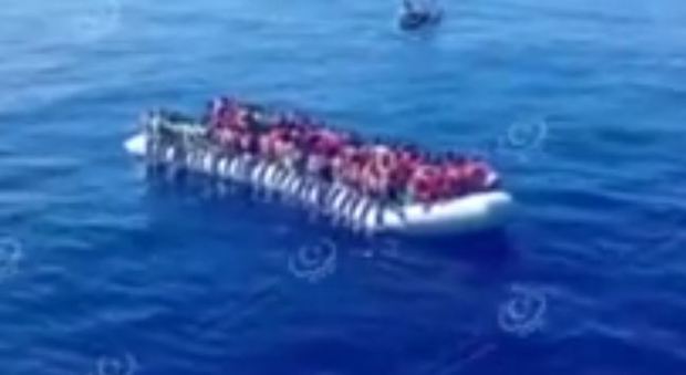 Migranti, tragedia al largo della Libia: cinque naufraghi muoiono cercando di raggiungere nave Ong e sfuggire alle autorità di Tripoli