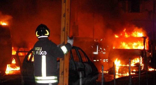 Cava de' Tirreni, panico nella notte: incendio alla «Braceria» del Borgo Scacciaventi