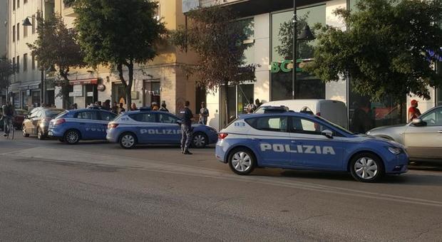 Roma, rapina in hotel: sfonda la porta della camera e pretende soldi e cellulari