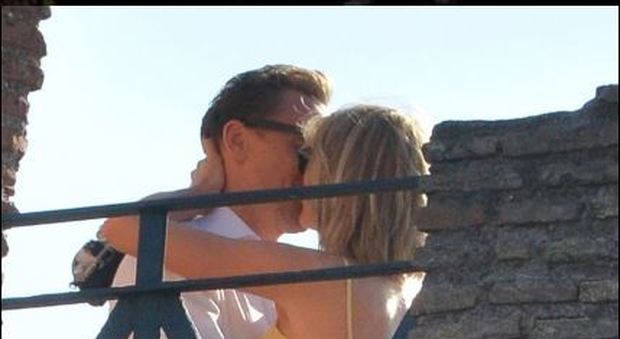 Taylor Swift a Roma con il nuovo amore Tom Hiddleston: il bacio al Colosseo