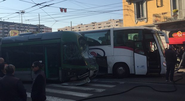 Milano, autobus sperona il tram che deraglia dai binari: "Almeno 12 feriti"