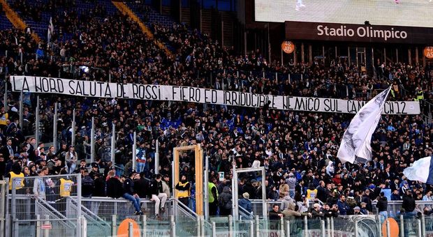 La Curva Nord saluta De Rossi «fiero ed irrudicibile nemico»