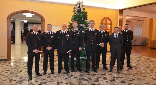Il generale Minicucci in visita ai carabinieri del comando provinciale di Latina: auguri e consegna di benemerenze
