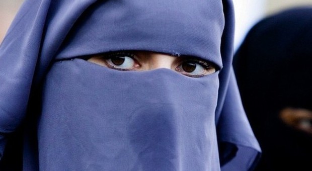 "Donna con il burqa all'Anagrafe: le si vedevano solo gli occhi"