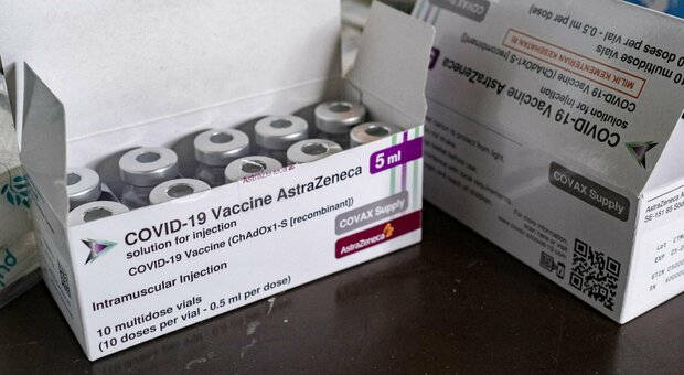AstrzaZeneca, Ue chiede maxi-multa per i ritardi nella consegna dei vaccini: 10 euro a dose per ogni giorno