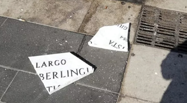 Napoli, vandalizzata ancora la targa di Enrico Berlinguer