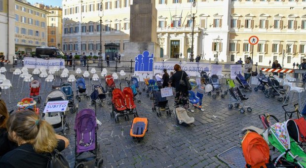 Forum delle famiglie, flash mob a Montecitorio con i passeggini vuoti: «Figli da salvare»
