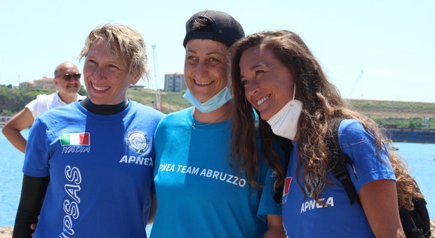 Ilenia Colanero al centro con Livia Bregonzio e Alessia Zecchini Apnea, è Ilenia Colanero la donna record ai Giochi del Mare di Vasto