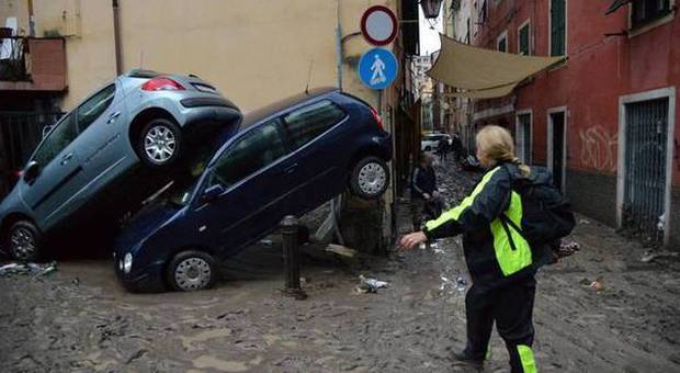 Alluvione di Genova, arrestati 4 sciacalli. Hanno rubato in negozi devastati dal fango