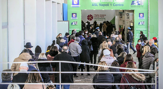 Vaccini, a Napoli assalto ai distretti: «In un giorno 9mila dosi»