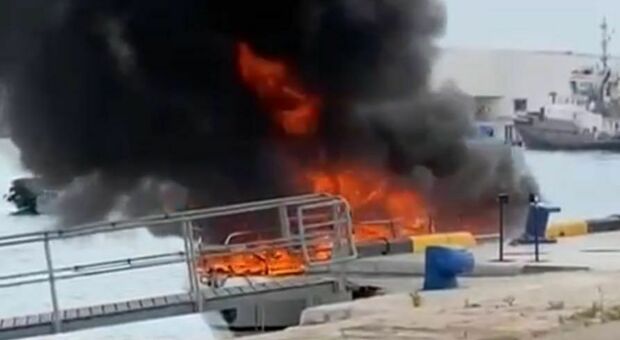 Incendio su una barca, paura nel porto. Un ferito