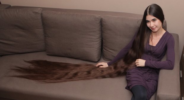 Aliia Nasyrova. Ha due metri di capelli che pesano due chili: Aliia non li taglia da 20 anni