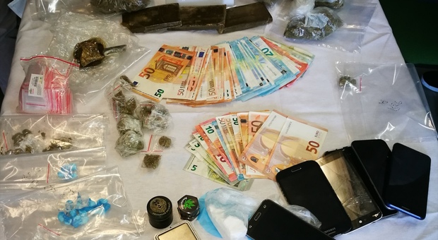 Vendevano ogni tipo di droga a piazza dell'Olmo arrestata giovane coppia sequestrato anche il "Pongo"