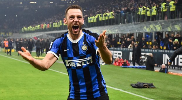 Inter, de Vrij manda sms al Napoli: «Siamo convinti della nostra forza»