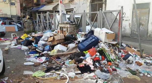 Torre del Greco, vie come discariche: dopo quella politica ecco la crisi rifiuti