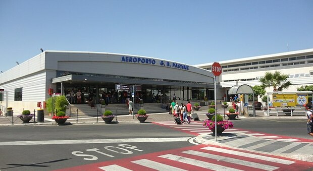 Aeroporto Ciampino, piccolo aereo taxi fuori pista in fase d'atterraggio: illesi passeggeri e equipaggio