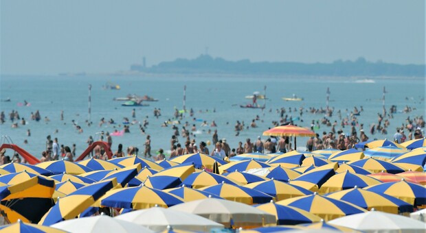 Spiaggia di Lignano, l'assalto dei turisti