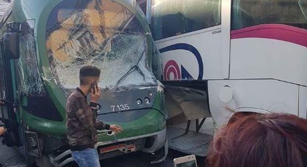 Milano, autobus sperona tram Atm, dodici passeggeri feriti