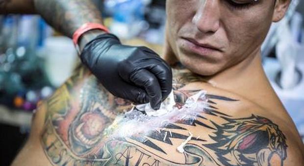Tatuaggi vietati agli under 14, pronta la proposta di legge