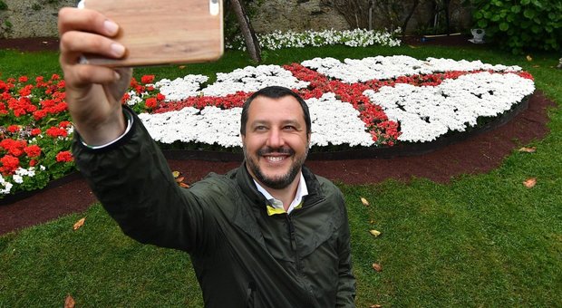 Salvini, esultanza social: «Su TikTok già 200mila follower, sono più vivo che mai!»